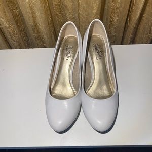 Like new white Life Stride size 8.5W heels